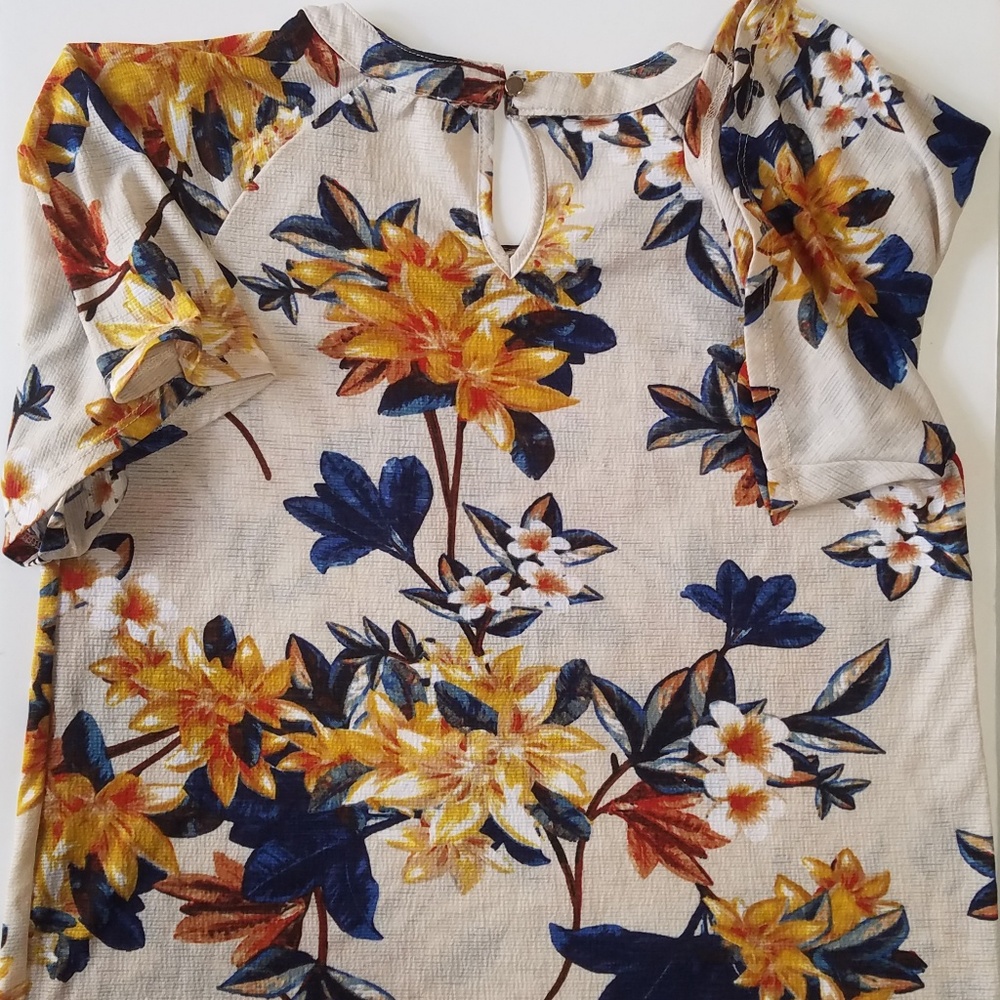 Sweet flowered short sleeve top.